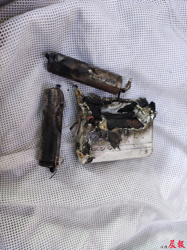 起火后爆炸的电池受访者供图