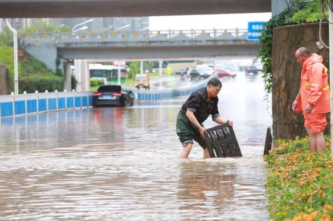 南昌昨天的雨太"暴力"!洪水渐渐退去,请记住他们的身影