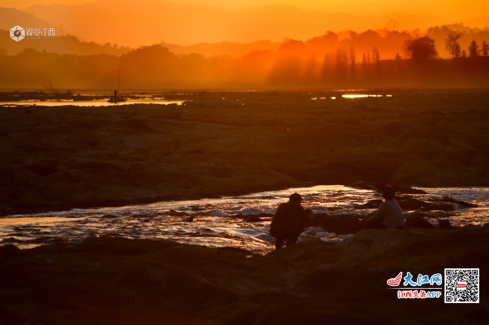 铅山:夕阳照渔村