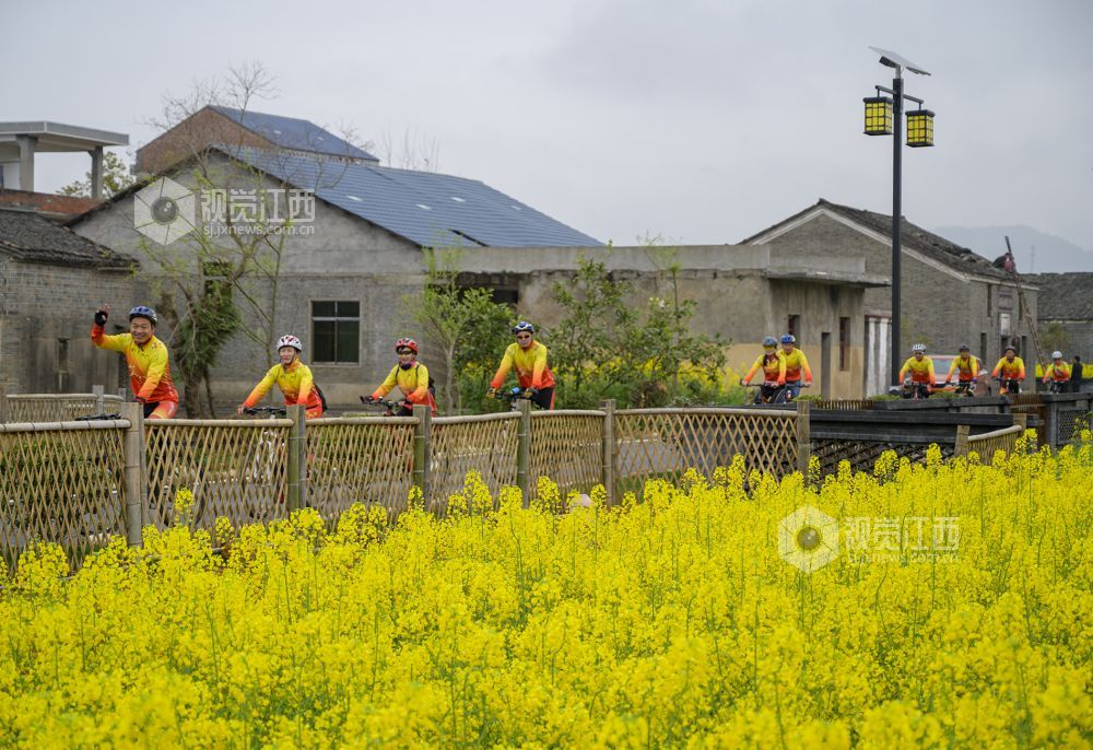 视觉江西  肖克武  摄2021年2月28日,一群自行车骑行爱好者来到江西省