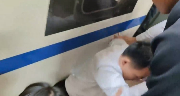 河南小伙硬挤下高铁站台缝隙救幼童