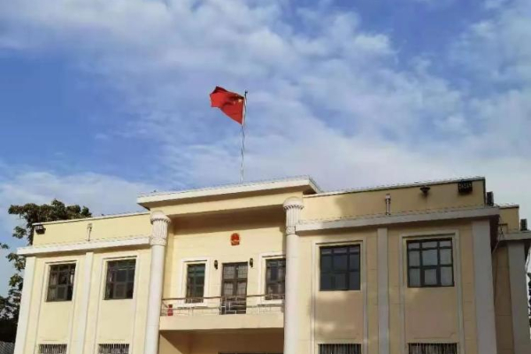 中国驻阿大使馆最新画面:五星红旗高高飘扬!