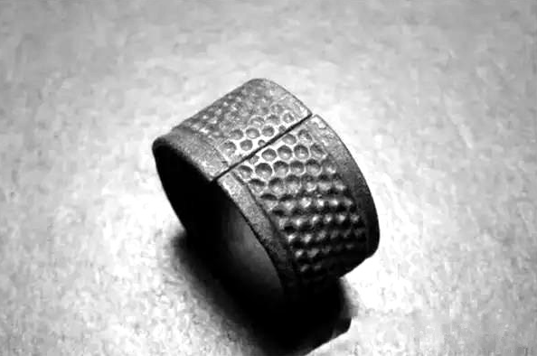 顶针,农村人做针线活时,把它戴在手指上用来顶针穿线,现在农村很多