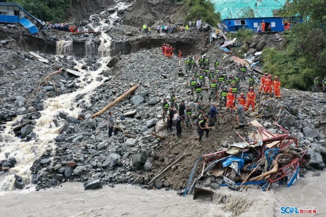 四川雅安泥石流灾害搜救现场 | 大江新闻