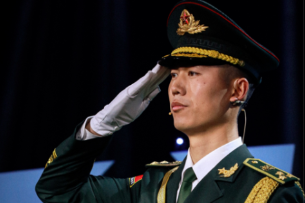 升旗手张自轩:请如国旗般向上!