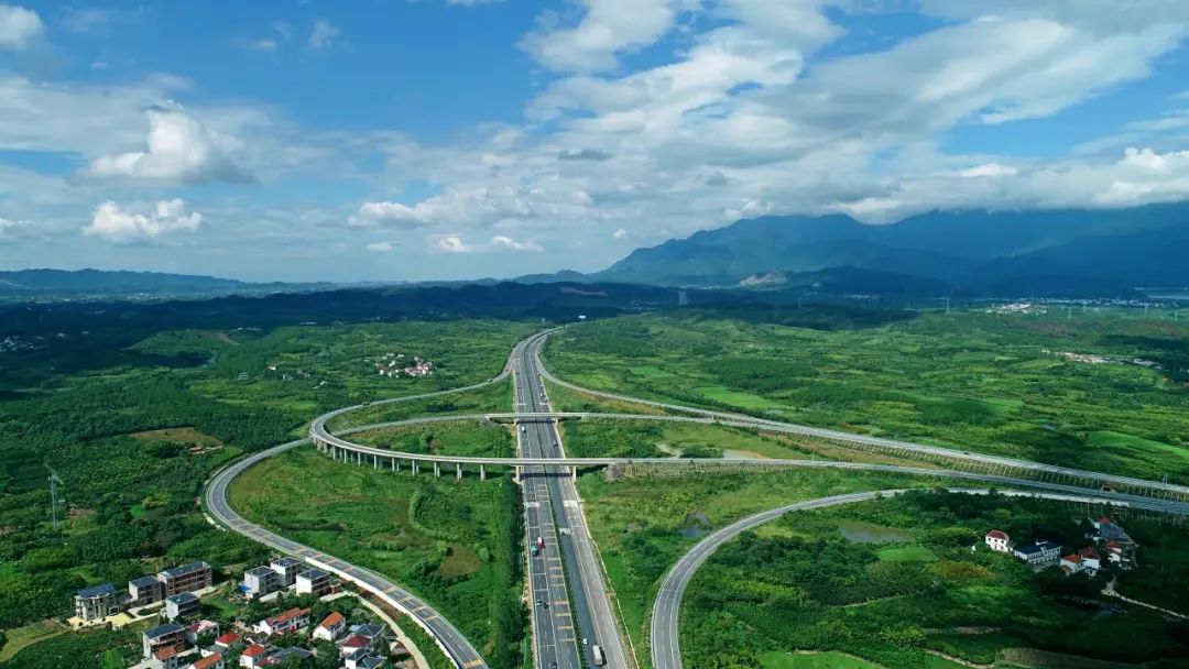 江西大十字高速公路主骨架八车道工程提速落地