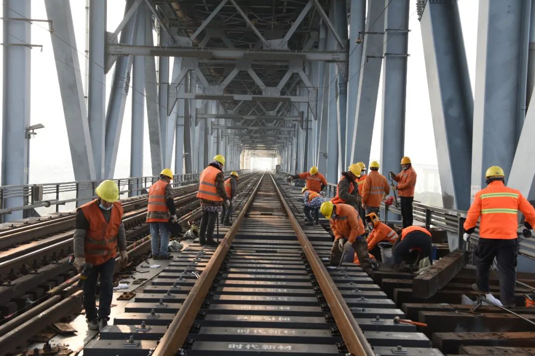 九江长江大桥首次更换新型铁路树脂桥枕