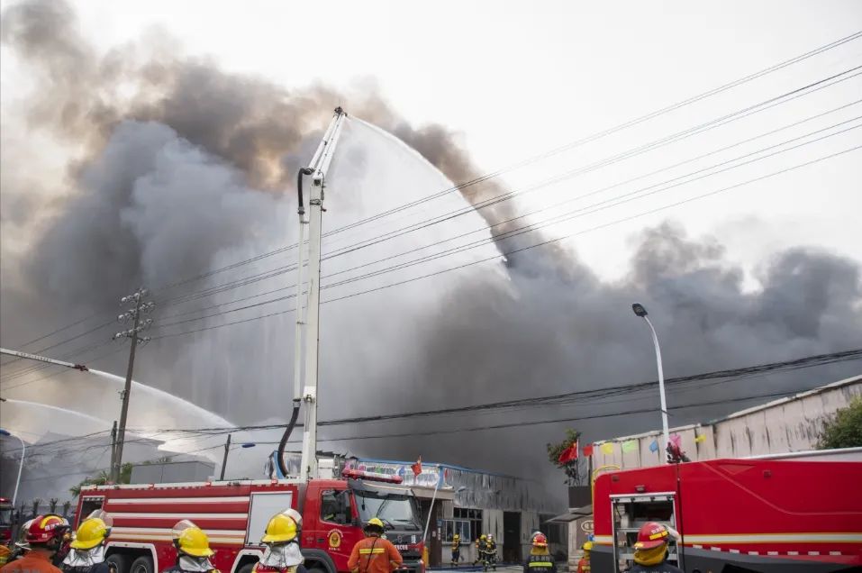 起火建筑为4号钢结构仓库,由朱某海于2018年投资建设.