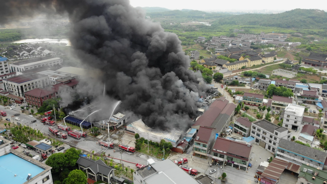 2017年至2018年委托无资质施工队在该厂内违章搭建该失火的钢结构仓库
