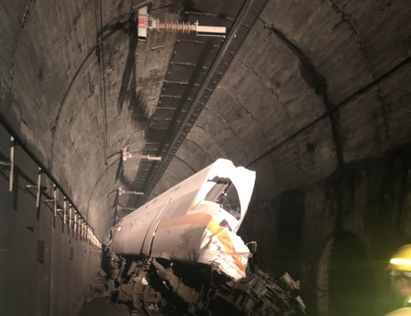 4月2日,载着496名乘客的台铁"太鲁阁号"408次列车行经花莲清水路段