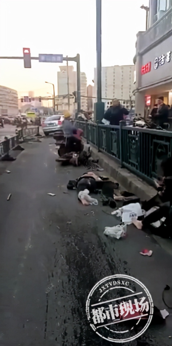 突发，造成1死1伤！事发南昌：当时小车撞了好多栏杆