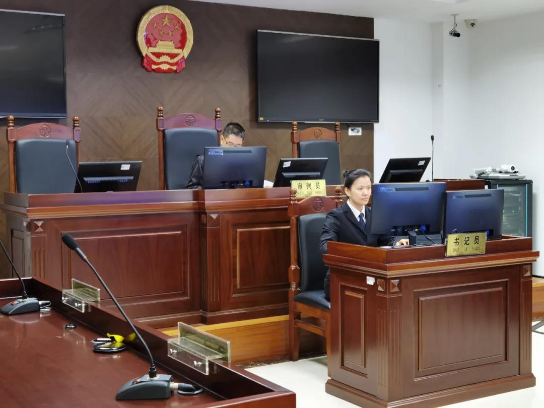 原告李某与被告江某经人介绍相识后,很快确定了恋爱关系,订婚后双方