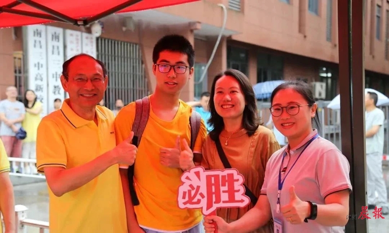 ▲考生走出考场后与家人、老师合影留念。
