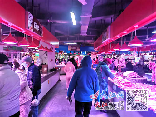 26日上午9时许，丁公路农贸市场一楼肉类摊位人气旺盛。图/邹星欢