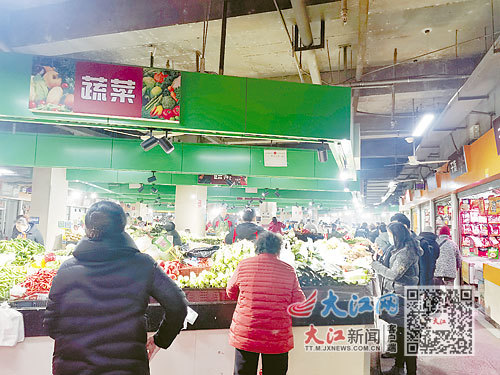 26日上午9时许，丁公路农贸市场二楼蔬菜区菜品丰富。图/邹星欢