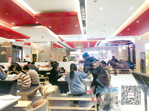 25日晚，南昌一餐饮店内就餐者众多。图/谢立志