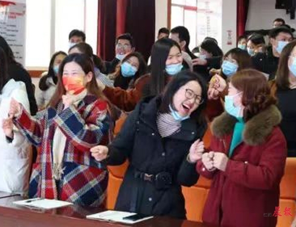 ▲在家庭教育讲座上，广昌县第一小学的学生家长跟随老师做“抓手指”游戏。 衷博 图