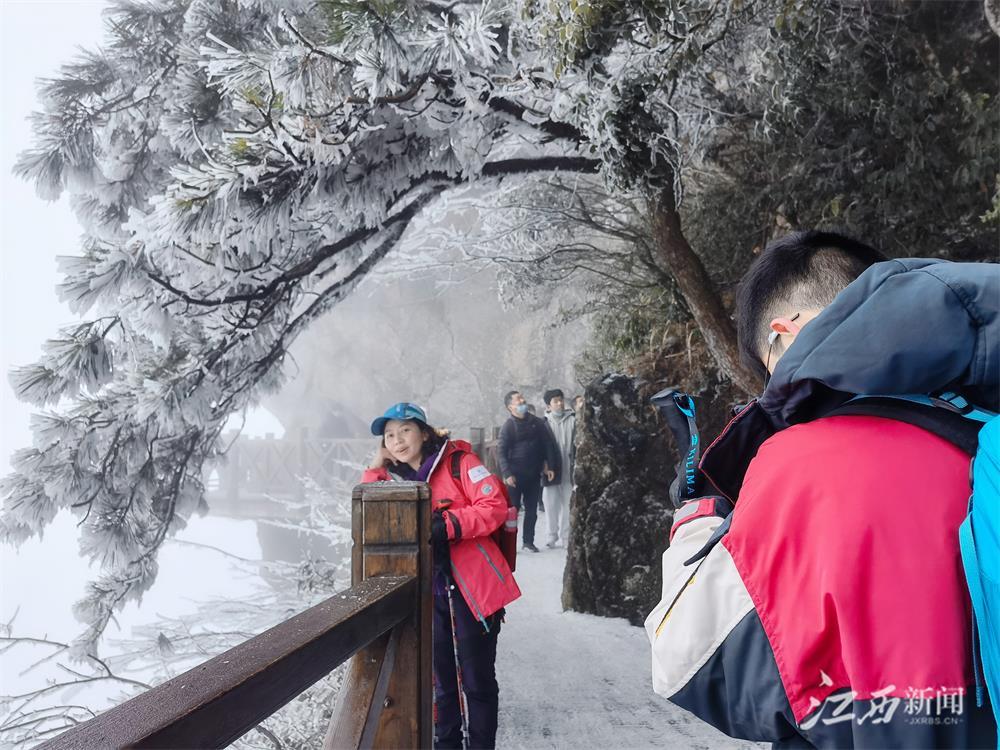 ▲游客在萍乡武功山栈道拍照留念。摄影│通讯员刘芸池