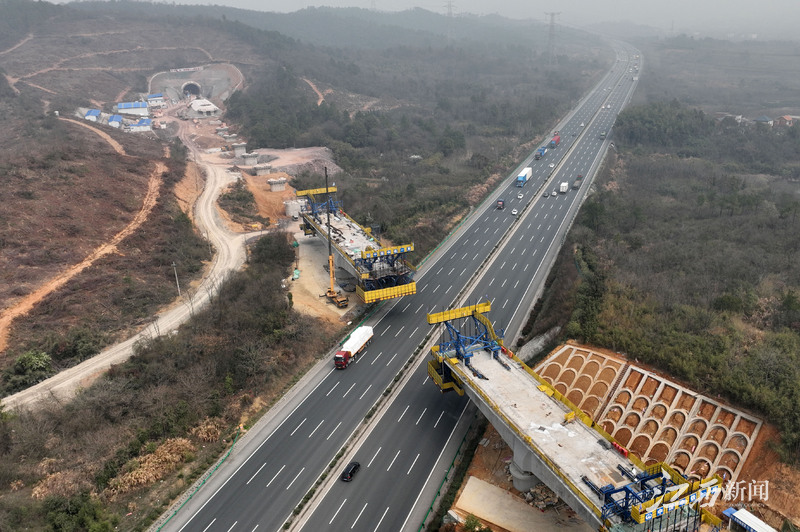昌九高铁庐山桥梁群首次成功跨越杭瑞高速公路-江西新闻网-大江网(中