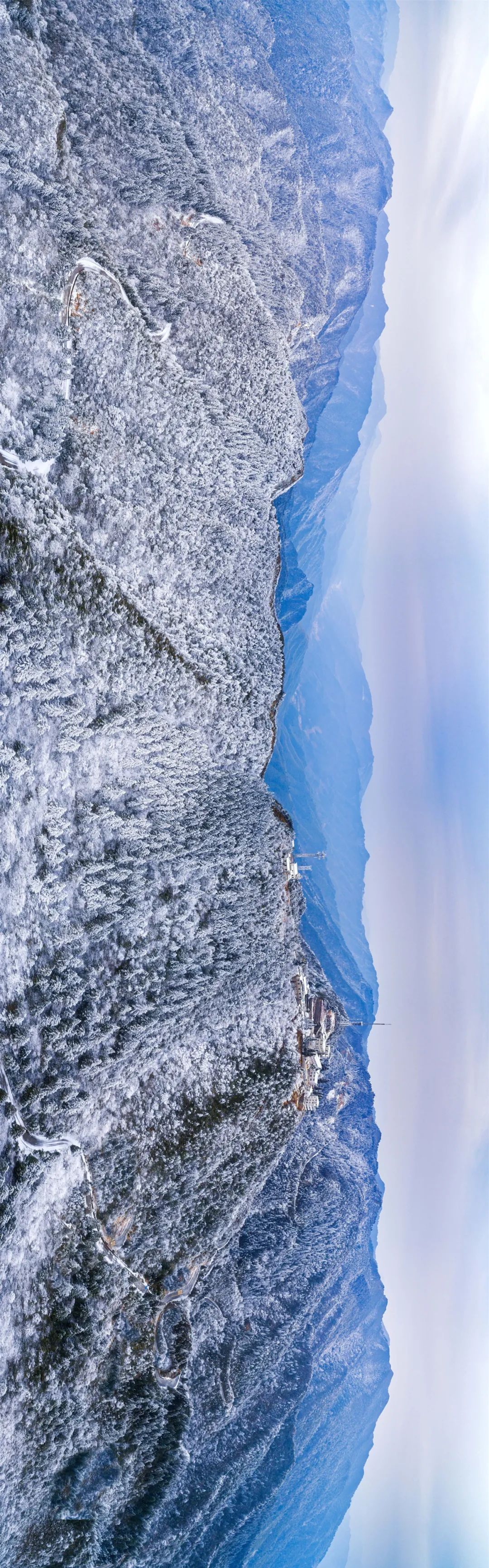 (黄洋界雪景全景图)放眼一望,漫山遍岭,都覆盖着白亮亮的厚雪.