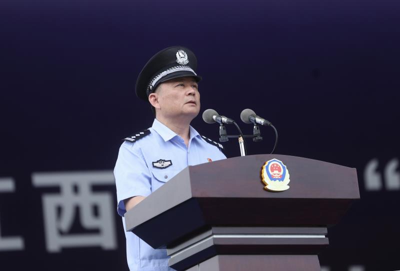 刘松和省公安厅党委委员,南昌市副市长,公安局长万秀奇分别作表态发言