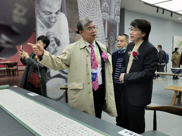 (韩国驻中国公使兼韩国文化院院长与熊峰在现场交流)观展中,南昌大学