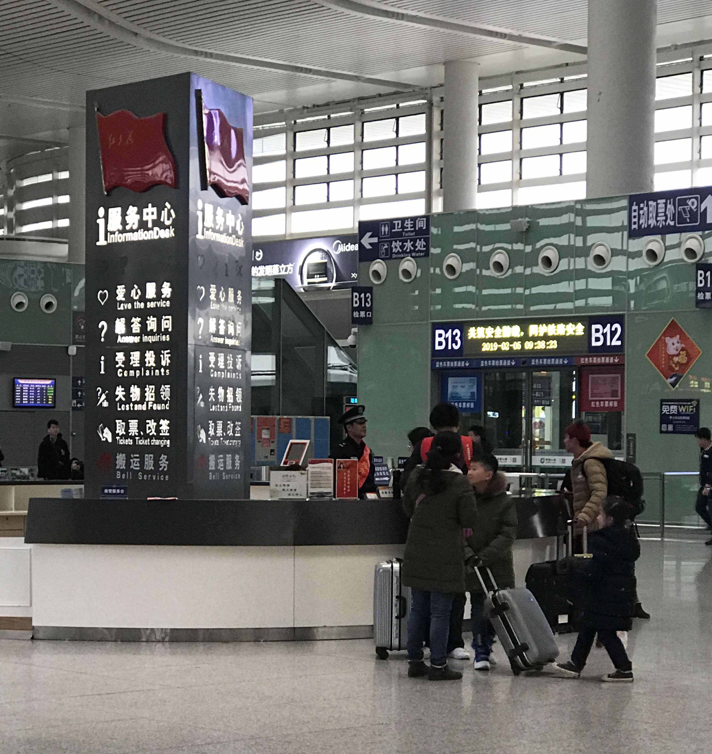 大年初一的南昌西站,向坚守执勤一线的工作人员致敬!